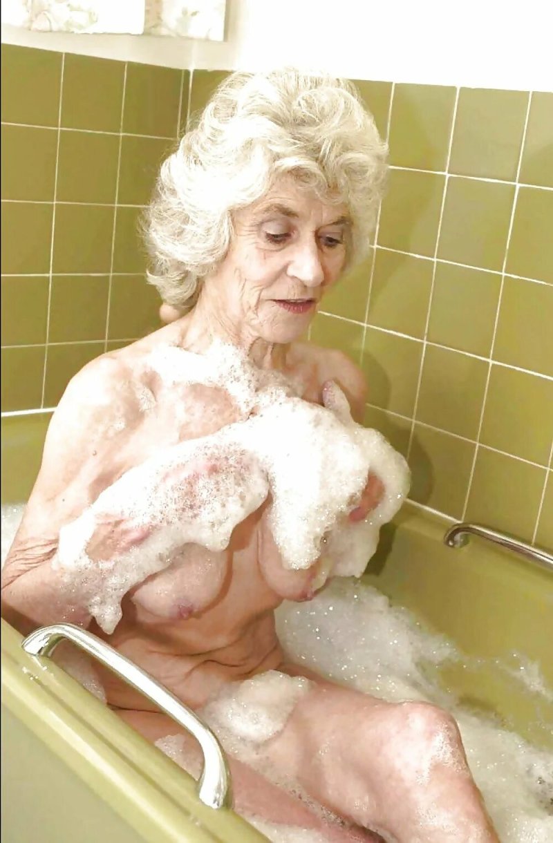 Пожилая женщина в ванной