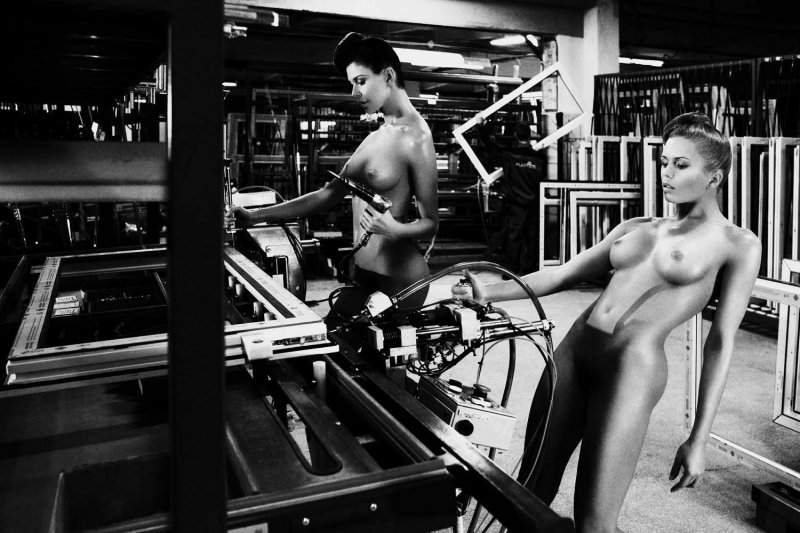 Девушка у станка