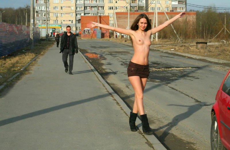 Голая на улице