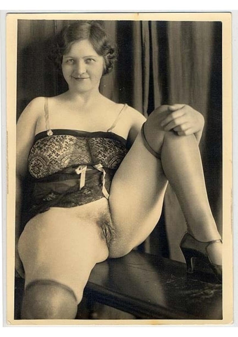 Женщины без трусов ретро