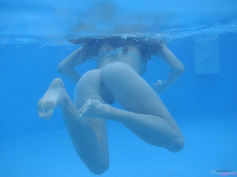 Под водой в бассейне