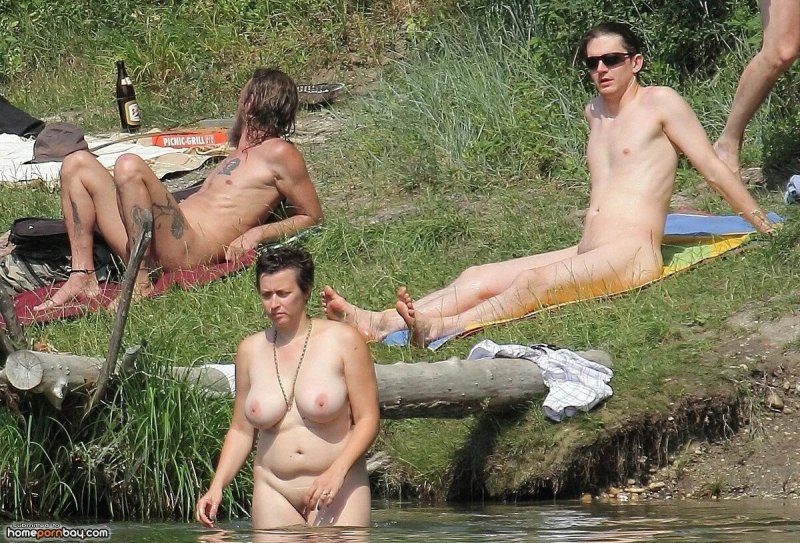 На пляже нудистов