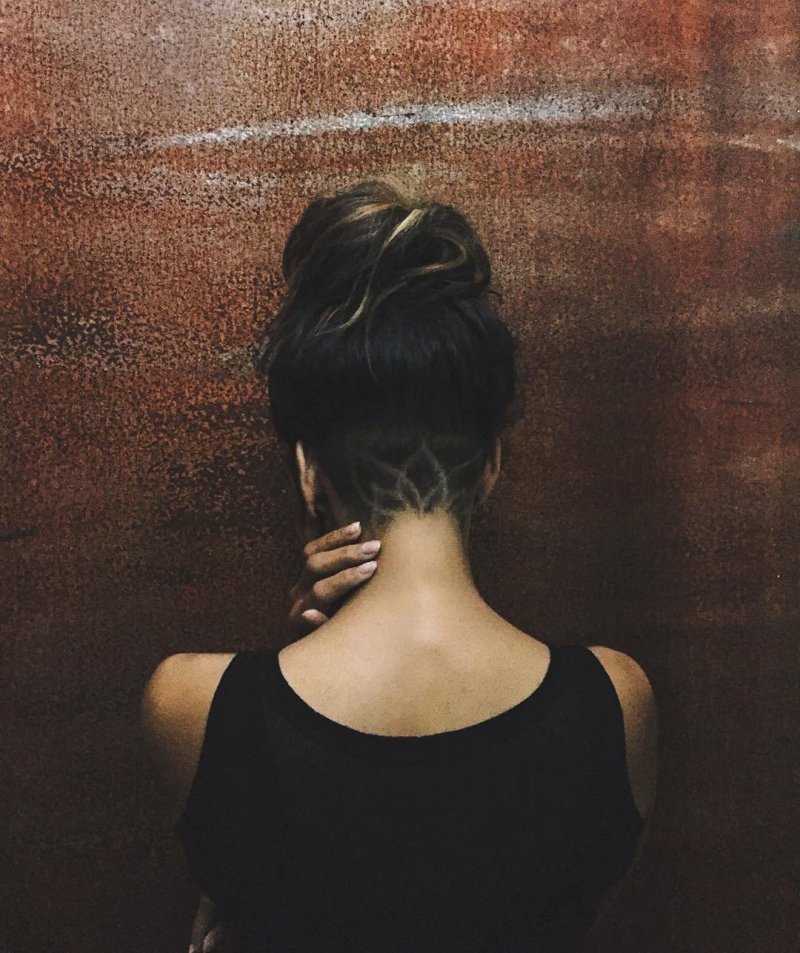 Девушка с каре со спины