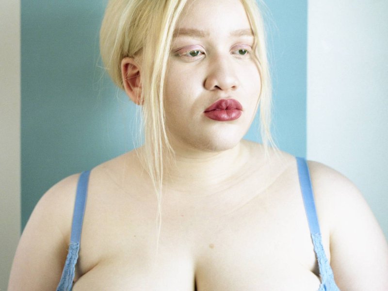 Красивая девушка альбинос