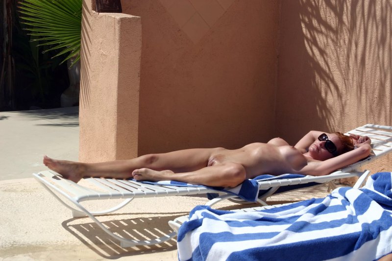 Пляж с голыми