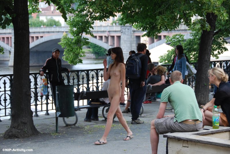 Голые девушки в общественном месте