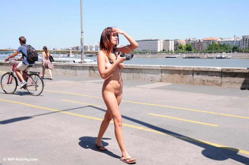 Голые телки в общественных местах