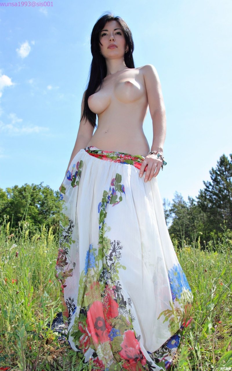 Красивая девушка в сарафане