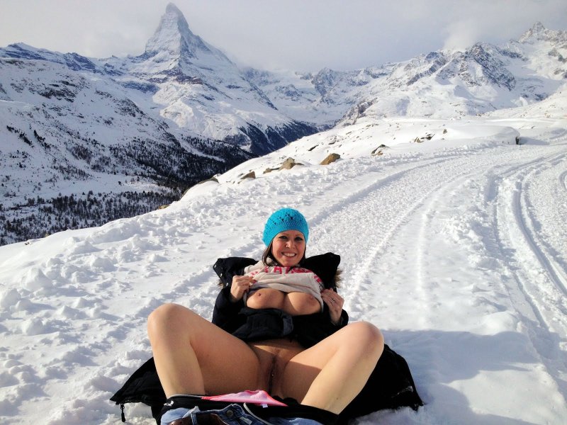 Девушка в горах зимой