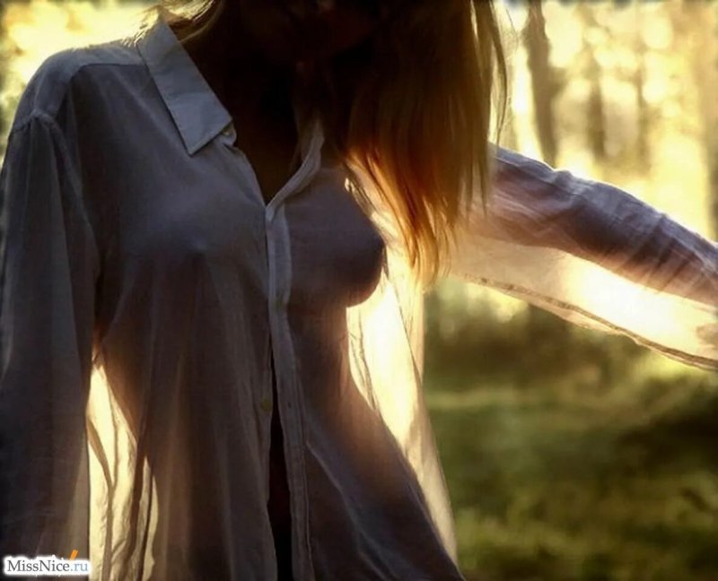 Девушка в мужской рубашке ню