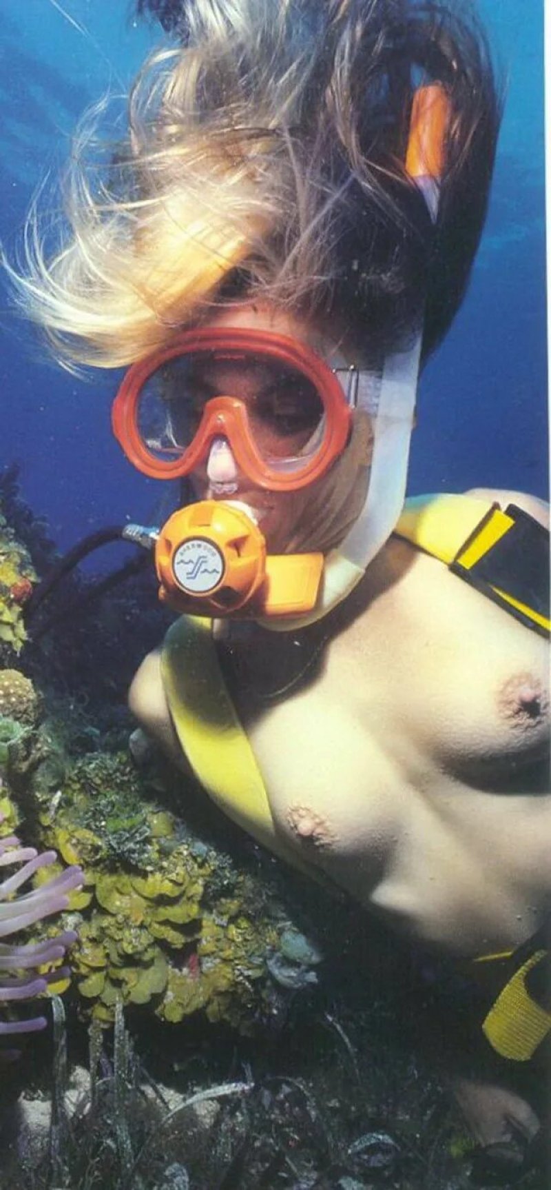 Водолаз под водой