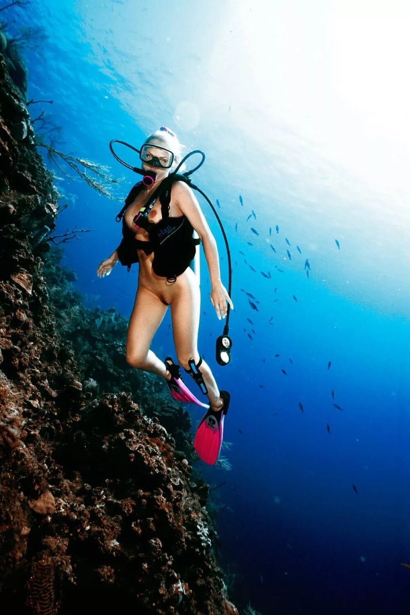 Голые девушки под водой