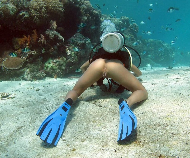 Голая с аквалангом под водой