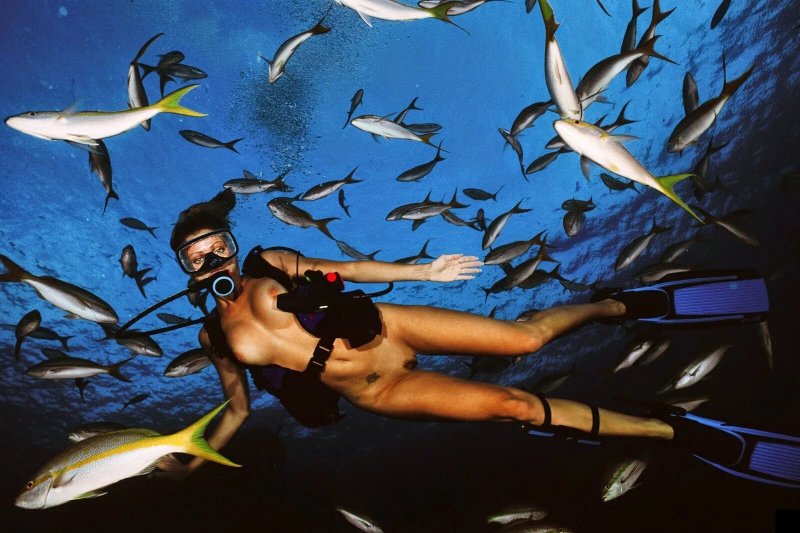 Девушка под водой с аквалангом