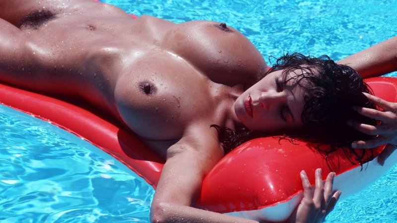 Женщина в бассейне