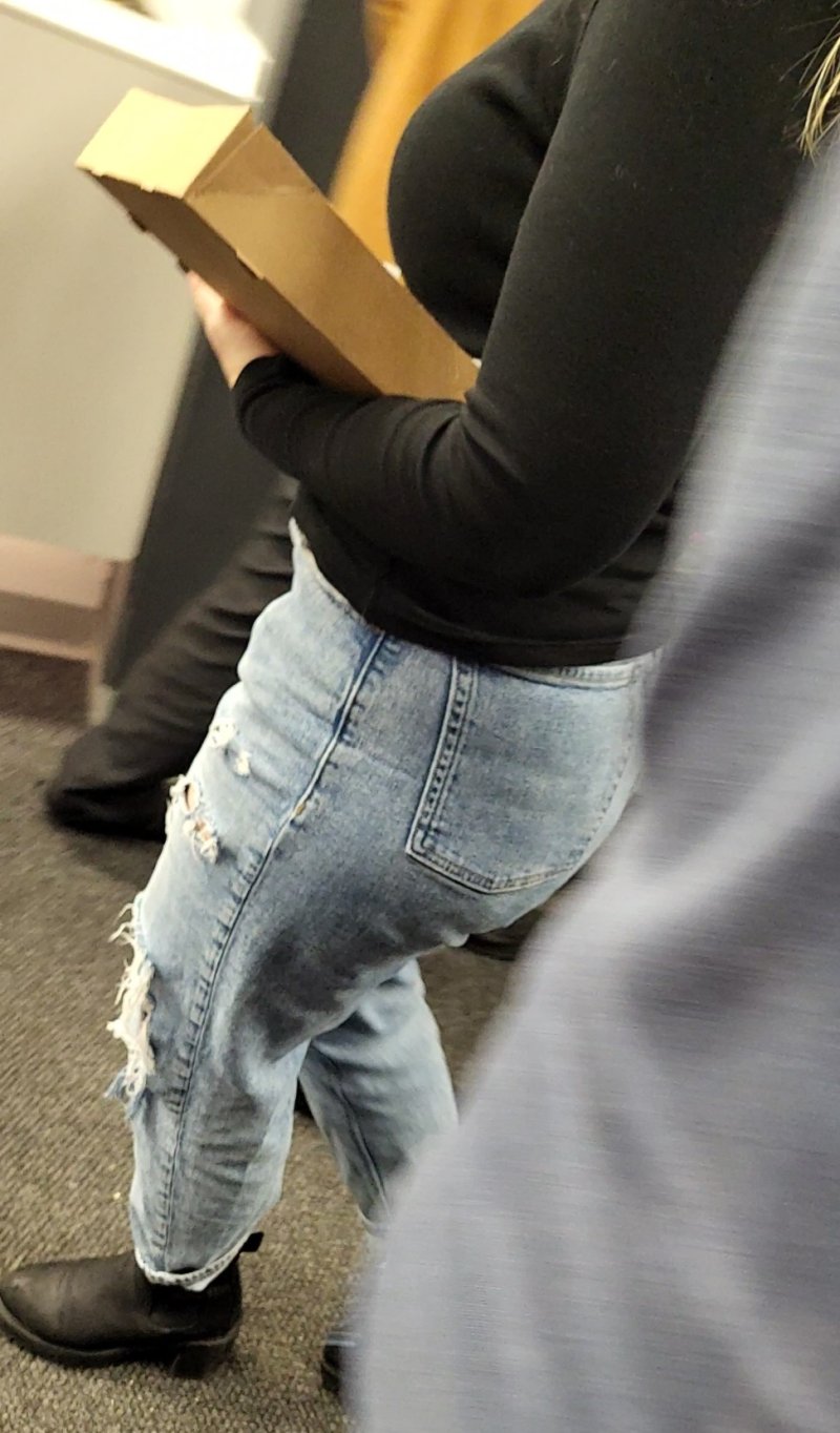 Джинсы стильные