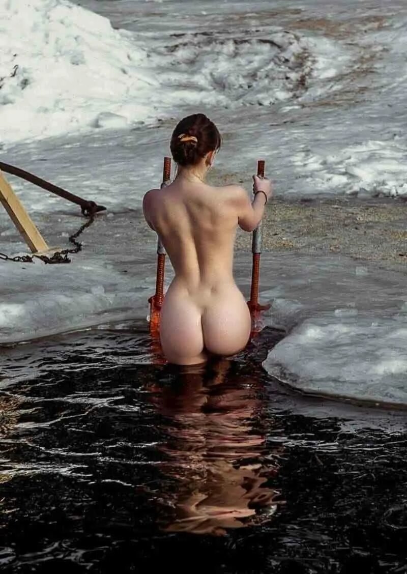 Голые девушки купаются в проруби