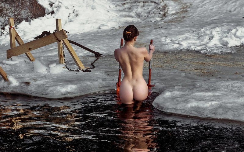 Голые женщины купаются на крещение