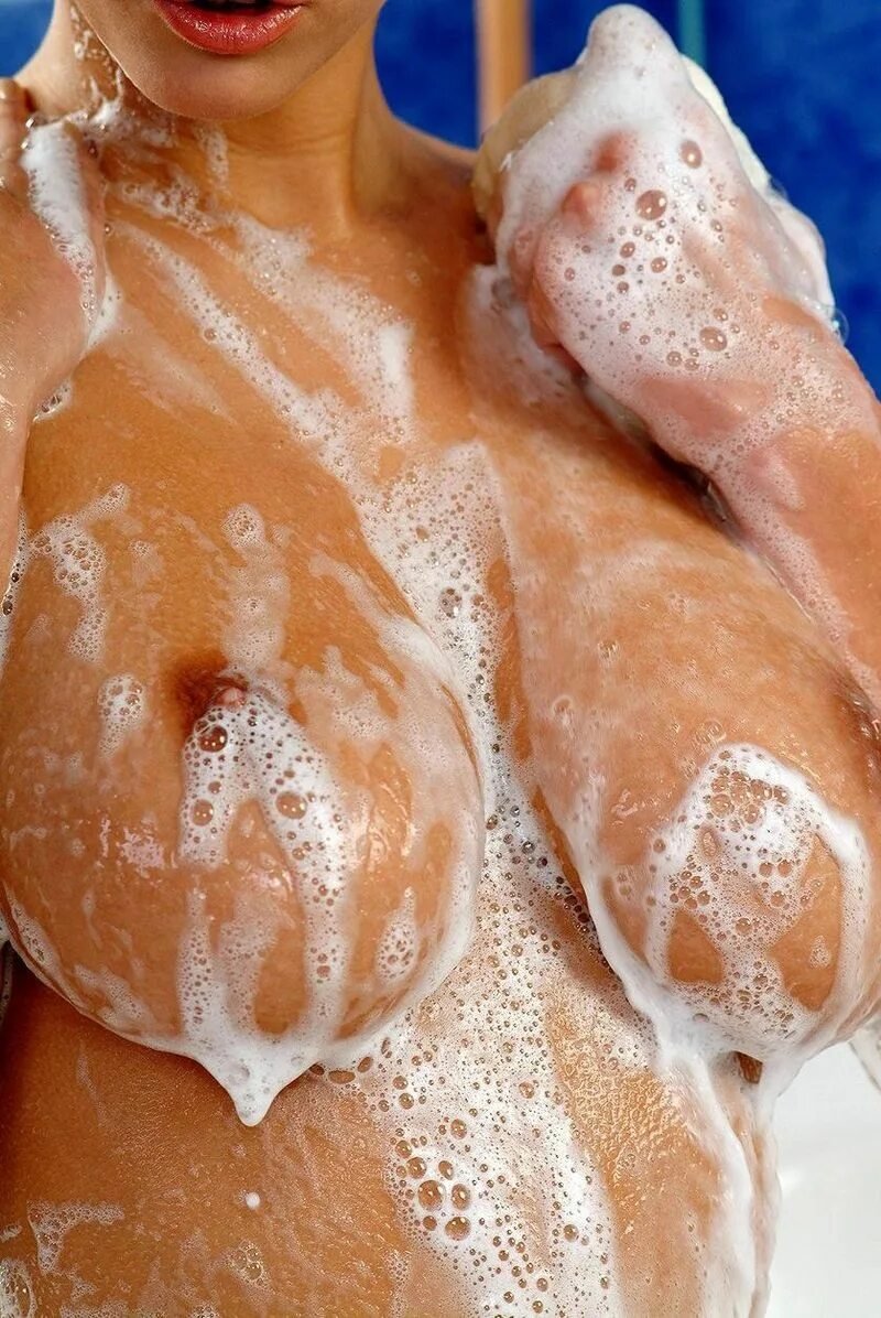 Девушка в душ