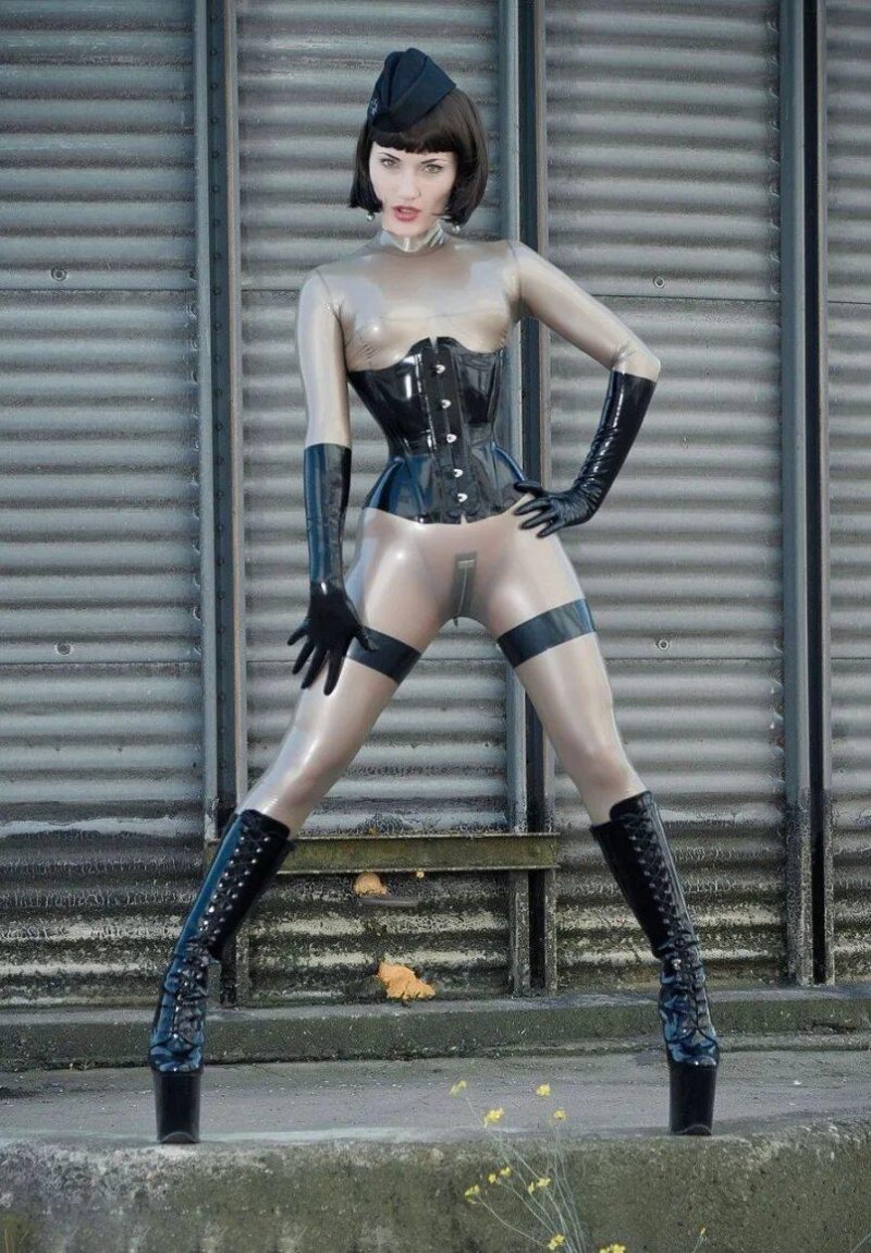 Девушка в латекс