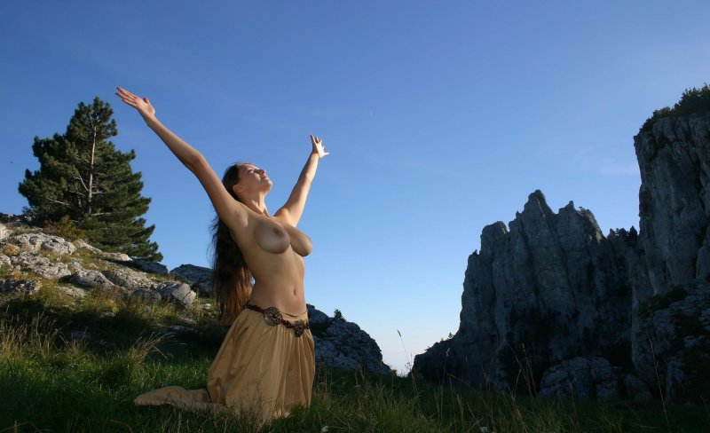 Девочки топлес в горах