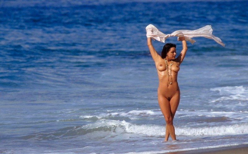 Испанские девушки на пляже ню