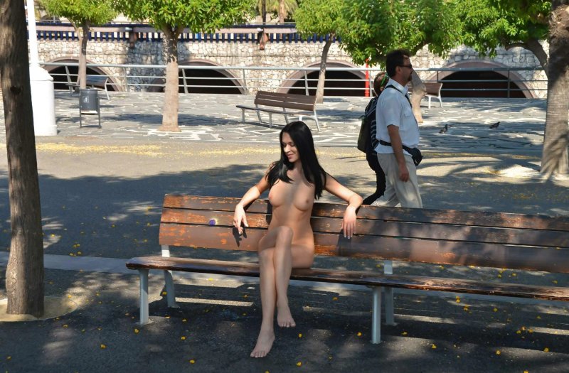Голая на улице
