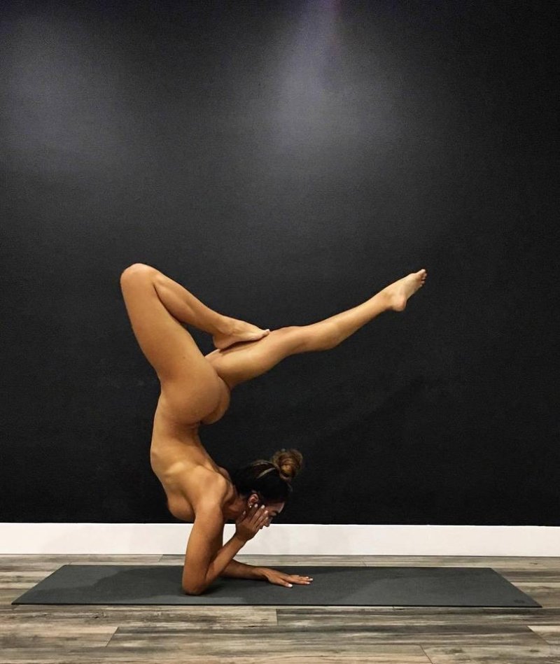 Голые девки занимаются йогой