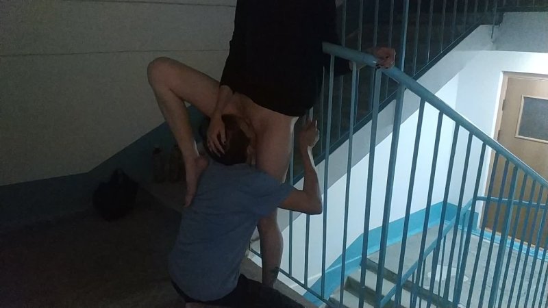 Куни в подъезде