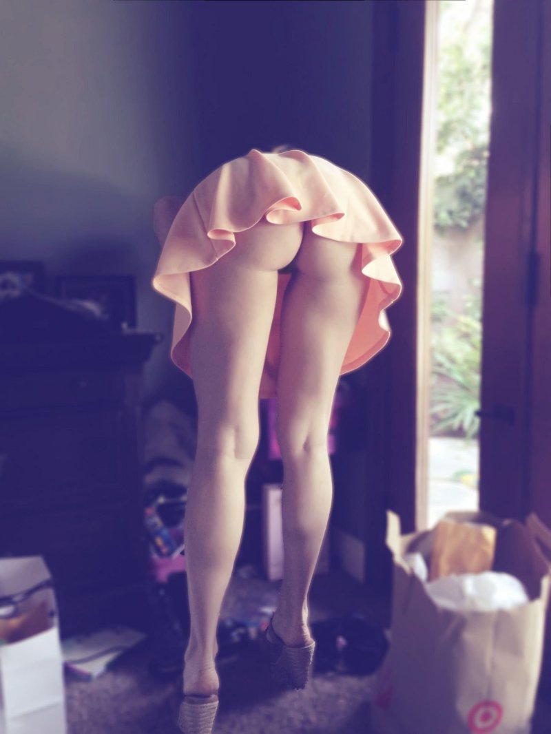 Нагнулась в платье