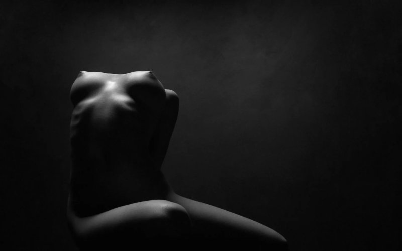 Силуэт обнаженной девушки