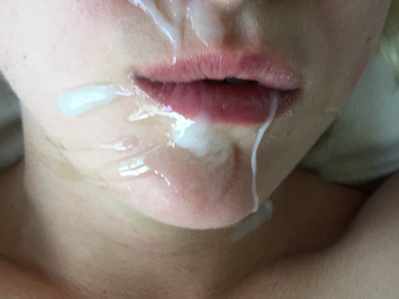 Девушка со спермой на губах