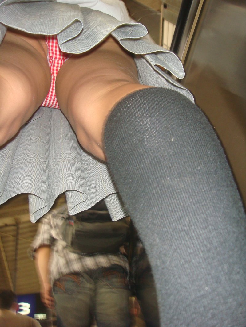 Подсматривание под юбку