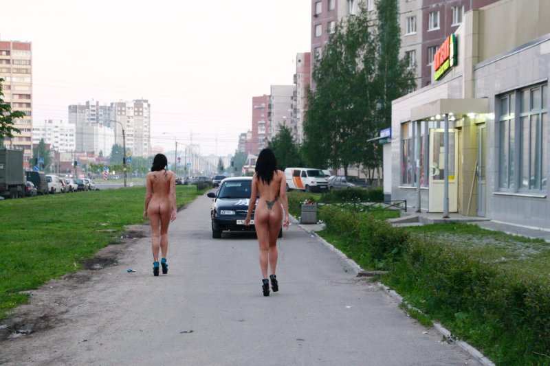 Ходит голая по улице