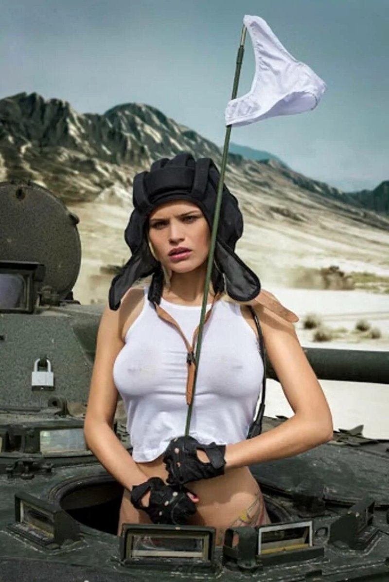 Красивая девушка танкист