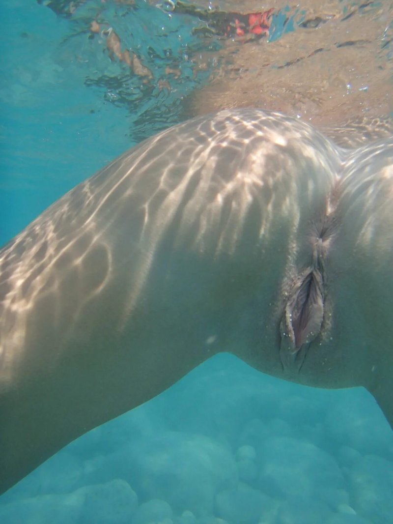 Девушка плавает