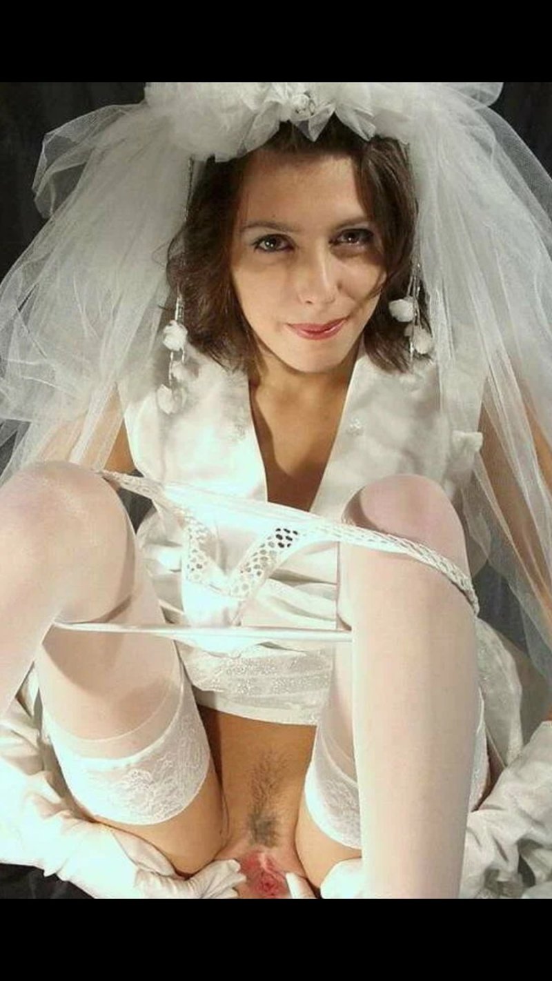 Под платьем невесты