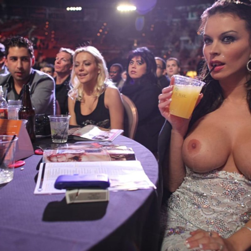 Голые груди девушек