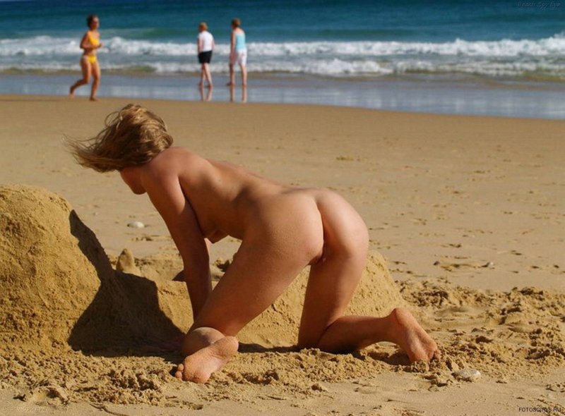 На пляже женщины