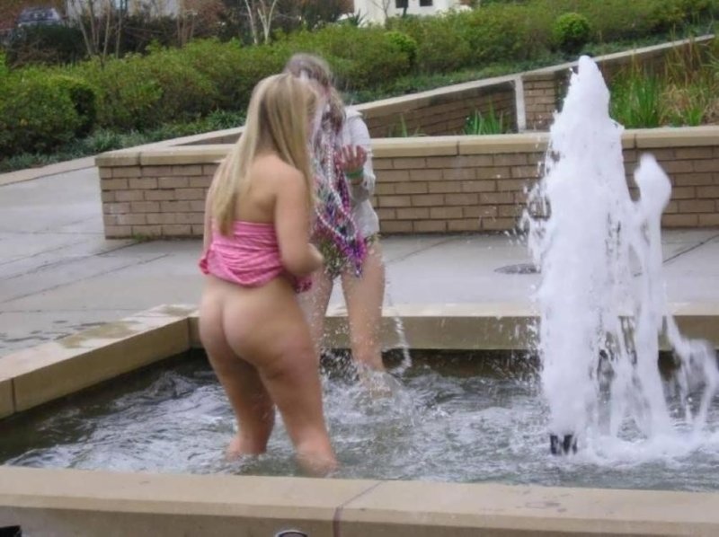 Купание в фонтане голышом