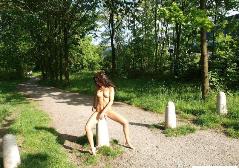 Девушки писают на природе