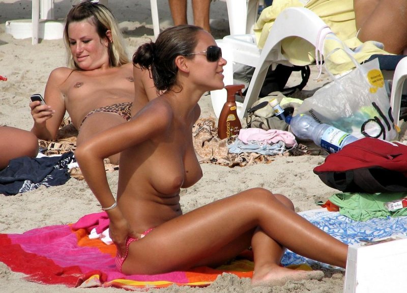 На пляже голышом