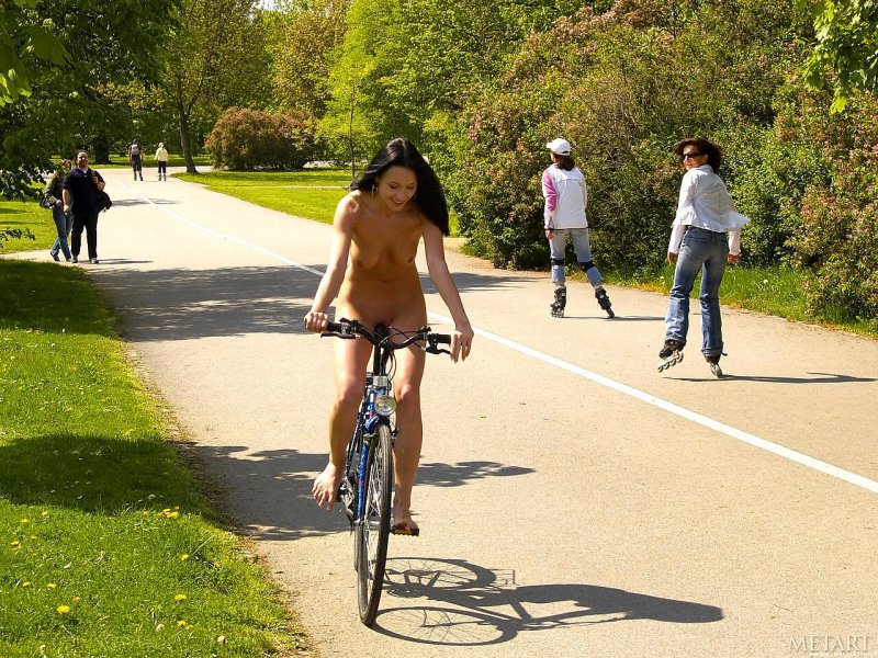 Девушка на велосипеде без трусиков