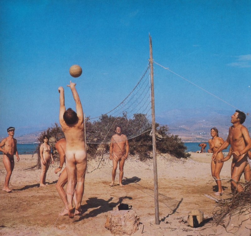 Пляжный волейбол нагишом ретро