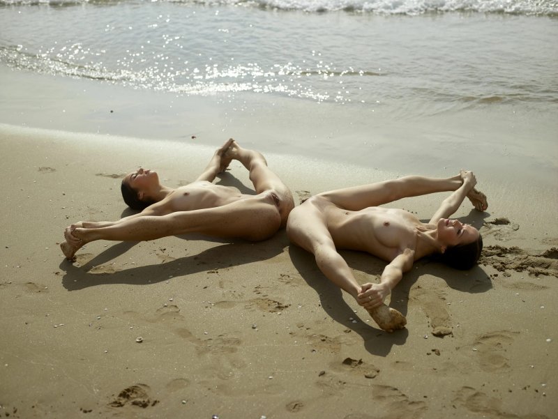 Подруги на пляже