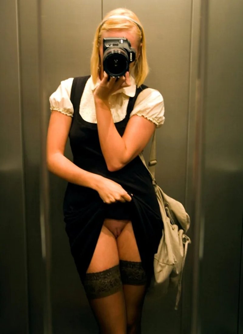 Девушки без трусиков в лифте