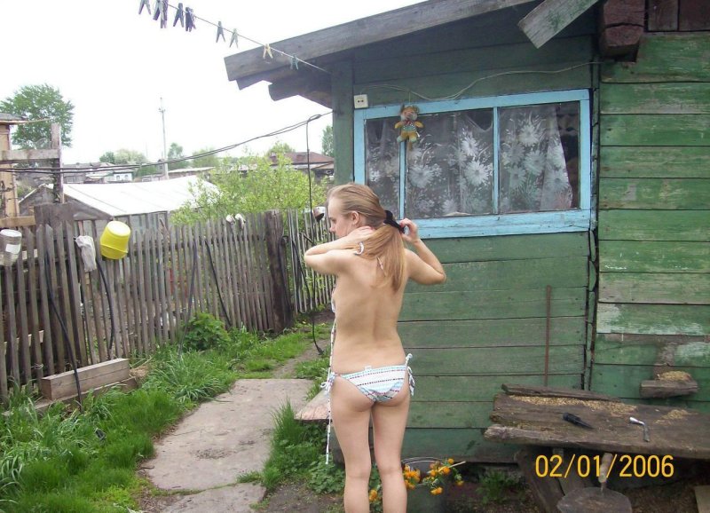 Деревенские девушки в трусах