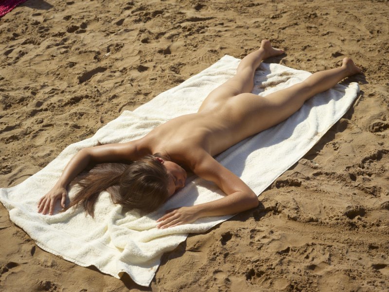 Девушка загорает на пляже