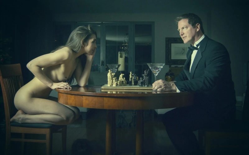 Мужчина и женщина играют в шахматы