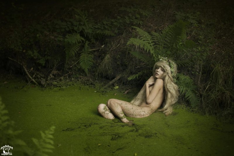 Голые девушки в болоте